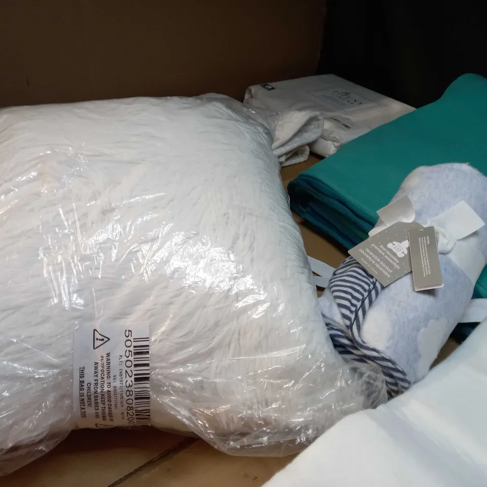 LARGE BOX OF APPROXIMATELY 15 ASSORTED HOUSEHOLD ITEMS TO INCLUDE: CHUNKY KNITTED THROW, MATTRESS PROTECTOR, FITTED SHEET