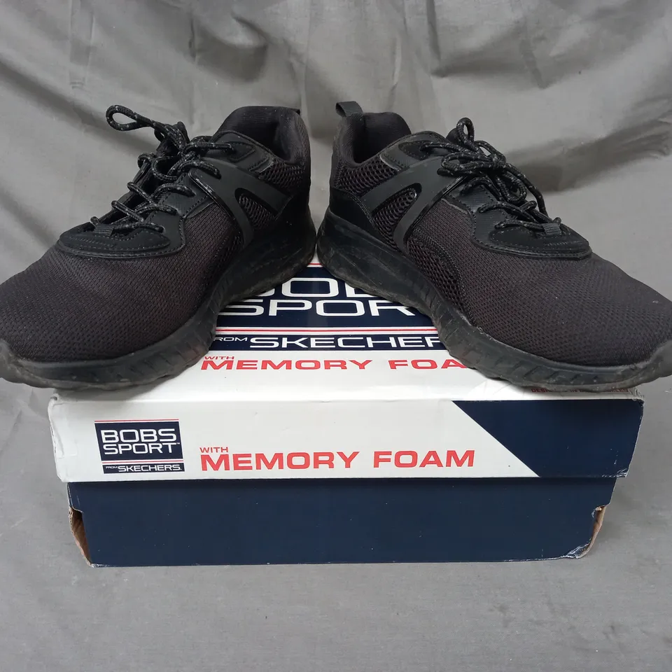 BOXED PAIR OF SKECHERS TRAINERS IN BLACK SIZE 8