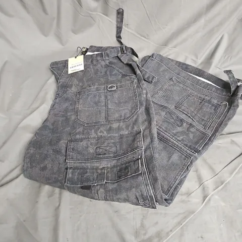 MARS THE LABEL POCKET CARGOS IN WASHED BLACK PRINT SIZE M