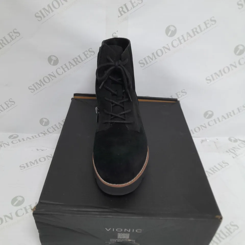 VIONIC LARSON LACE UP BOOT SIZE 6
