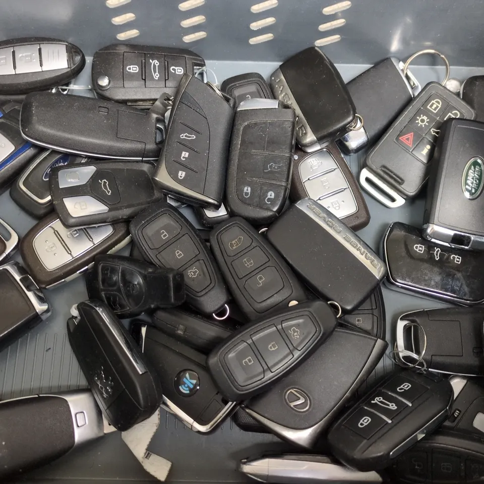 APPROXIMATELY 25 ASSORTED CAR KEY FOBS
