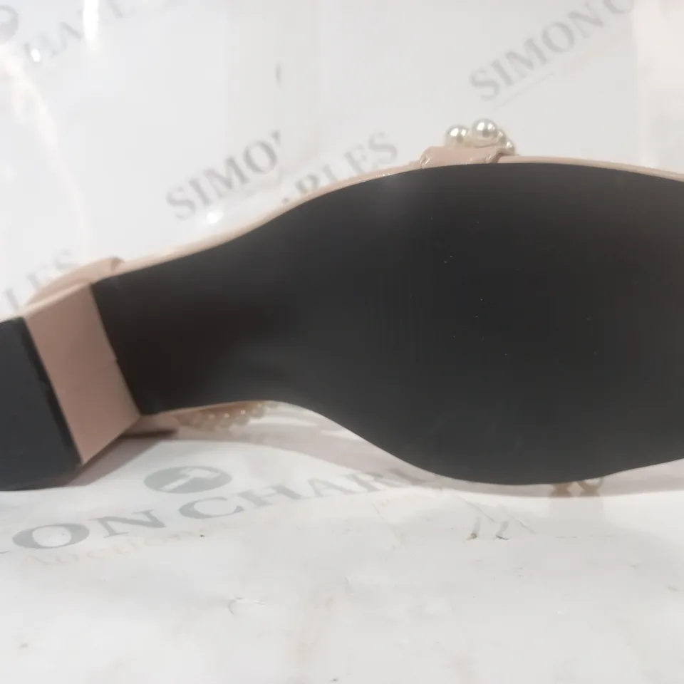 BOXED PAIR OF DESIGNER OPEN TOE BLOCK HEEL SANDALS IN PALE PINK W. PEARL EFFECT DETAIL EU SIZE 39