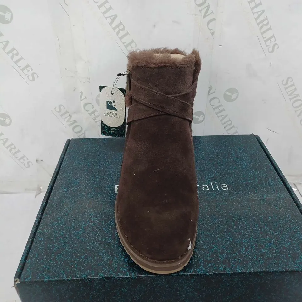 BOXED PAIR OF EMU AUSTRAILA MERAK SUEDE BOOTS IN ESPRESSO - SIZE UK 6