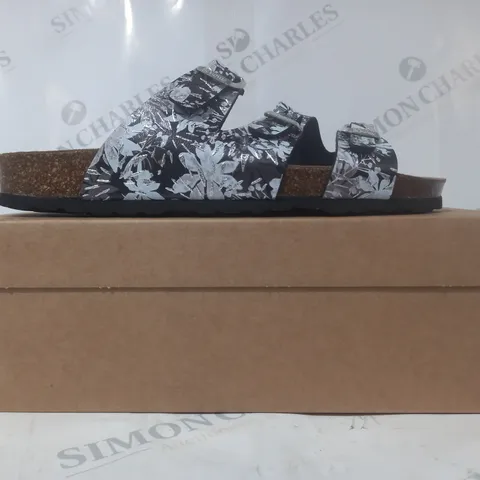 BOXED PAIR OF BONOVA OPEN TOE SANDALS IN BLACK/WHITE FLORAL DESIGN SIZE 7
