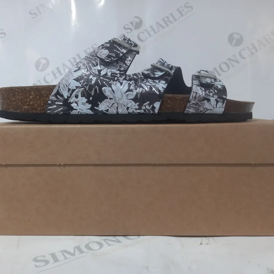 BOXED PAIR OF BONOVA OPEN TOE SANDALS IN BLACK/WHITE FLORAL DESIGN SIZE 7