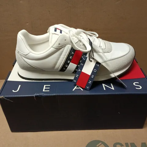 TOMMY JEANS WHITE TRAINERS SIZE EU 44