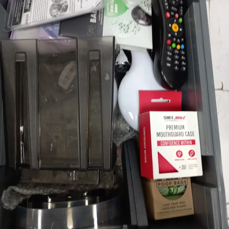 BOX OF APPROXIMATELY 15 ASSORTED ITEMS TO INCLUDE - FLINT & STEEL, ROLLER REFILLS, BIRTHDAY BALLOONS ETC
