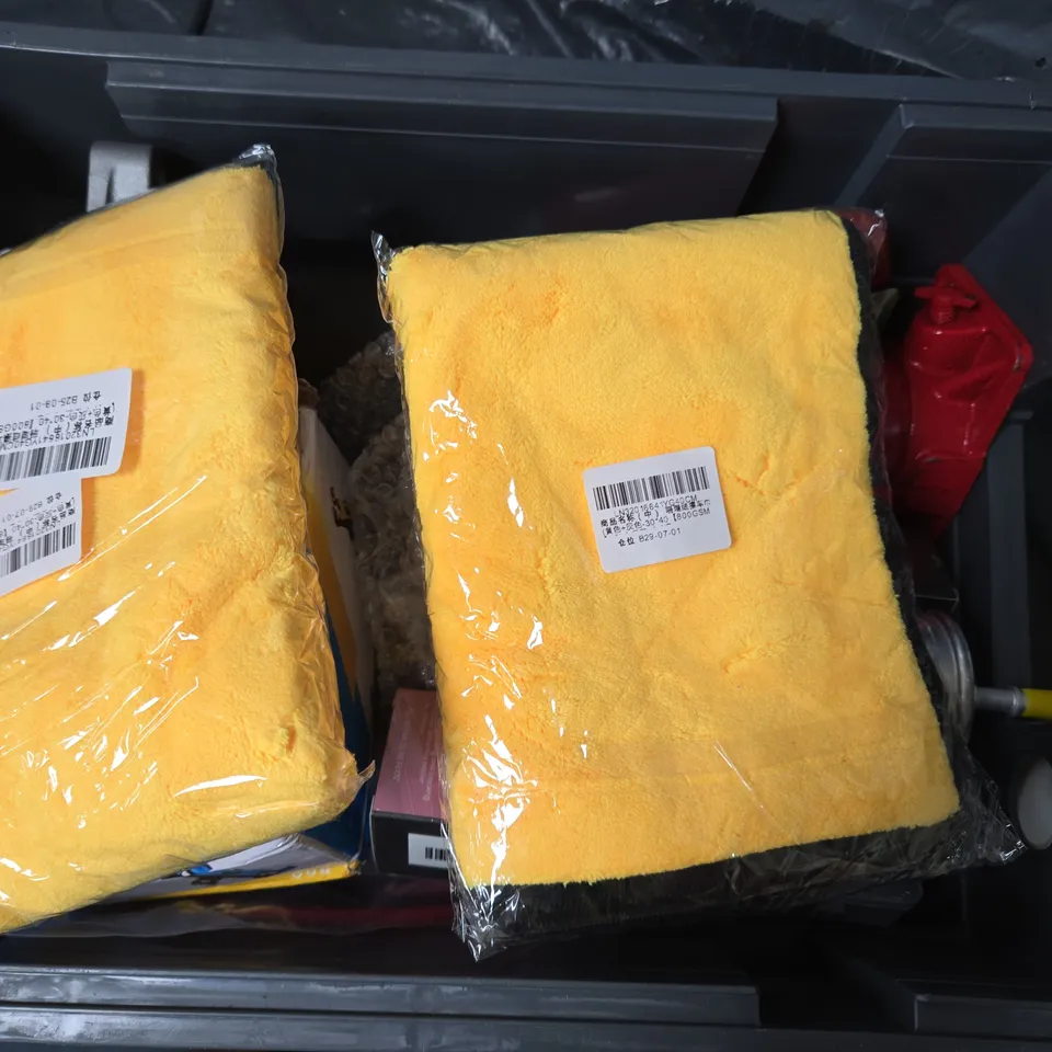 APPROXIMATELY 10 ASSORTED VEHICLE PARTS & ACCESORIES TO INCLUDE 600PC FIBRE WASHER SET, PHONE HOLDER HAND FORK, ETC