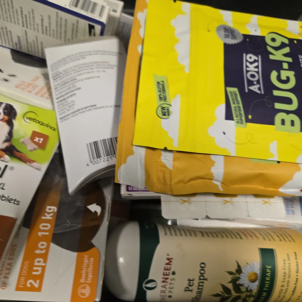 BOX OF APPROXIMATELY 15 ASSORTED PET ITEMS TO INCLUDE - ANTI-PLAQUE DENTAL RINSE , A-OK9 PLAQUE-K9 , FRONTLINE ETC