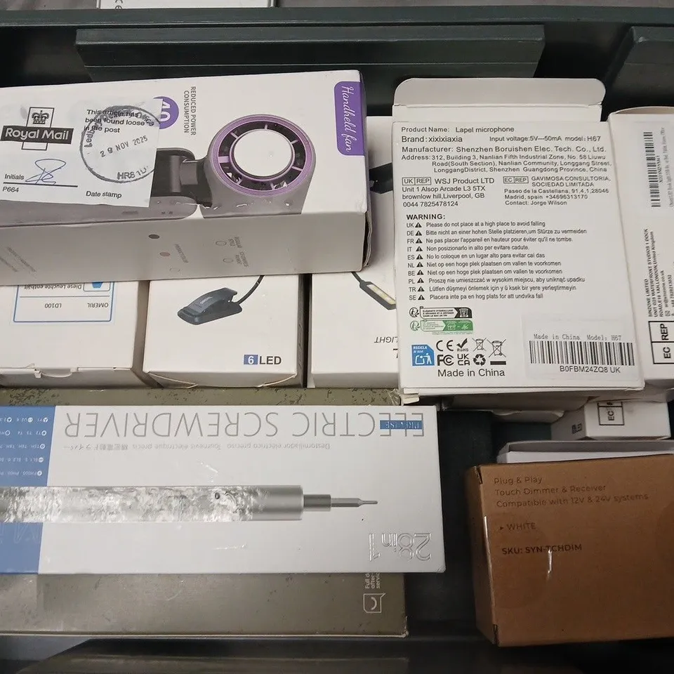 APPROXIMATELY 15 ASSORTED ELECTRICAL ITEMS TO INCLUDE LED BOOK LIGHTS, ELECTRIC SCREWDRIVER, WIRELESS LAVELIER MICROPHONE, ETC