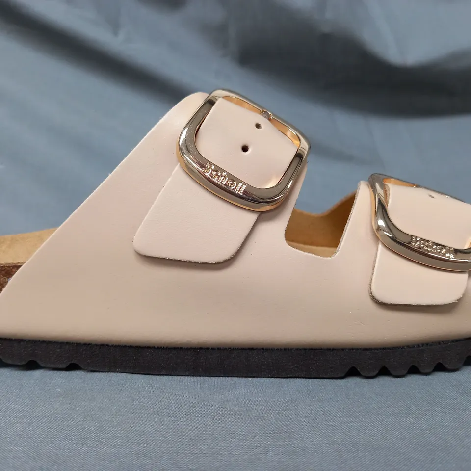 BOXED PAIR OF SCHOLL LEATHER SANDALS IN CAMEL SIZE 4