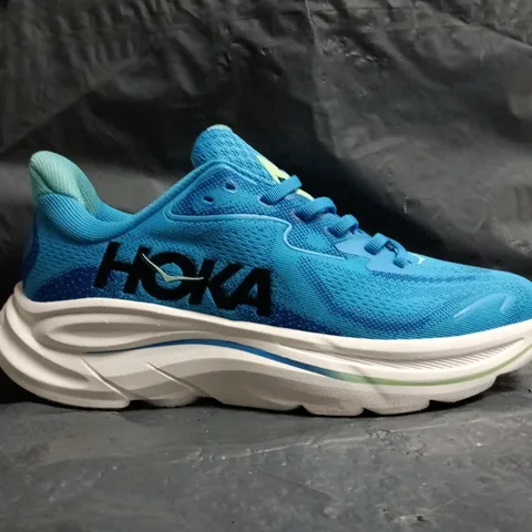 PAIR OF HOKA CLIFTON 10 TRAINERS IN BLUE/MINT SIZE UK 8