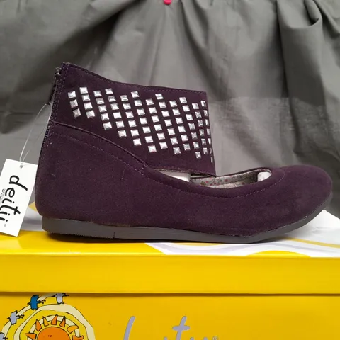 BOX OF APPROX 16 DEITY JUNIOR PURPLE OPEN TOP SHOES IN VARIOUS SIZES