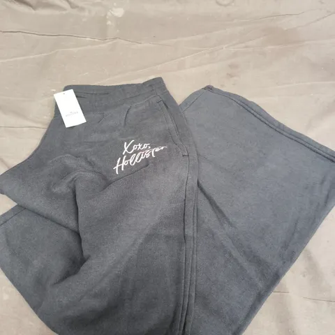 HOLLISTER GREY MED SHORT PANTS – SIZE MED