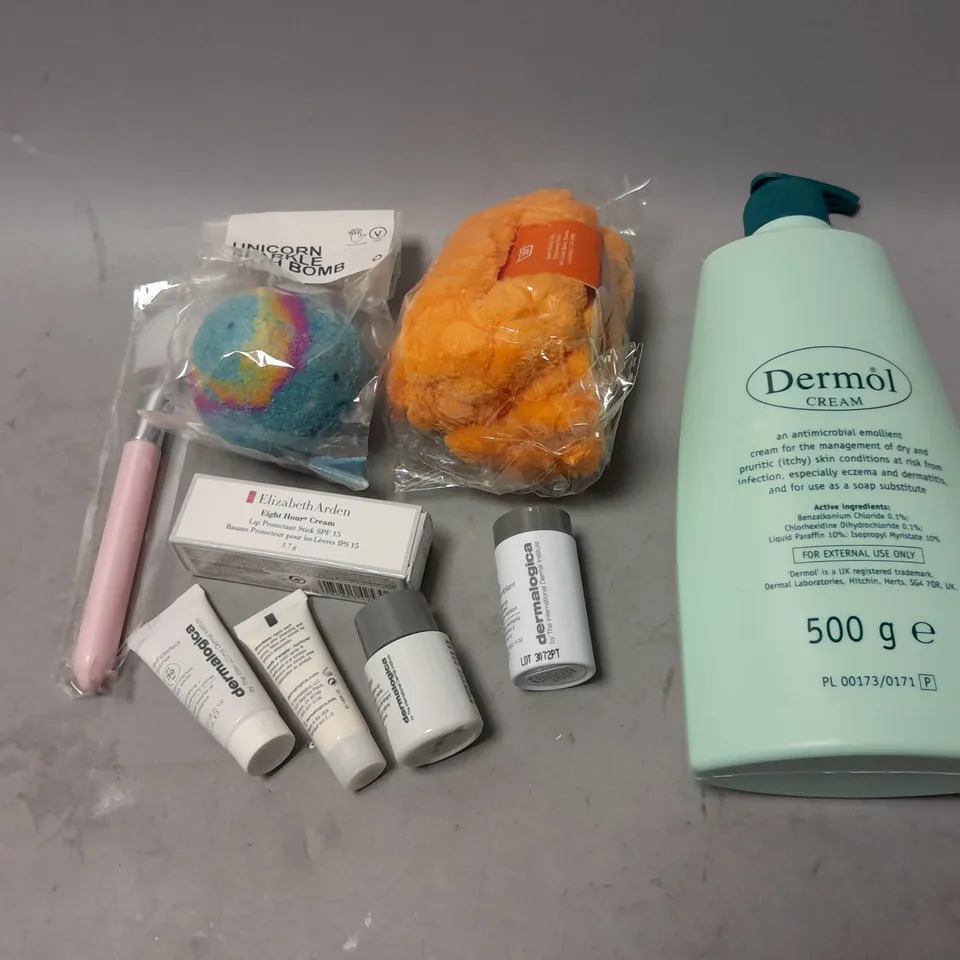 BOX OF APPROXIMATELY 15 COSMETIC ITEMS TO INCLUDE ORAL-B CROSS ACTION HEADS, ROYAL ESSENCE ROSE, AND LONDON WOW EMTIONS ETC. 