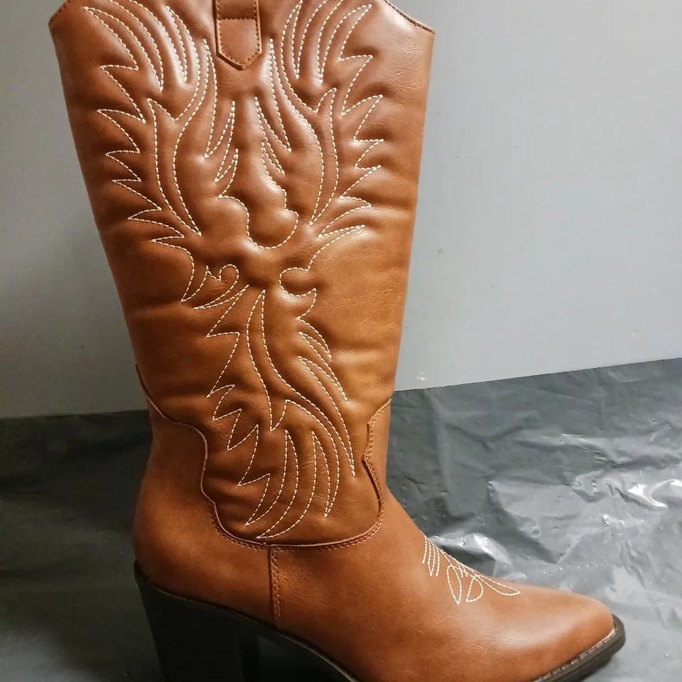 BOXED PAIR OF GLAMOROUS BLOCK HEEL WESTERS STYLE BOOTS IN BROWN SIZE 7