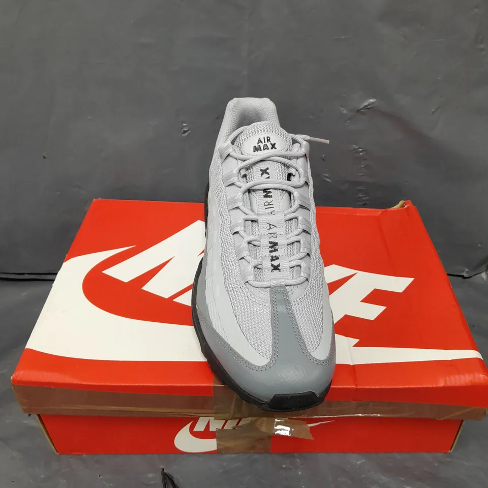 BOXED PAIR OF NIKE AIR MAX 95 TRAINERS IN WOLF GREY - 9