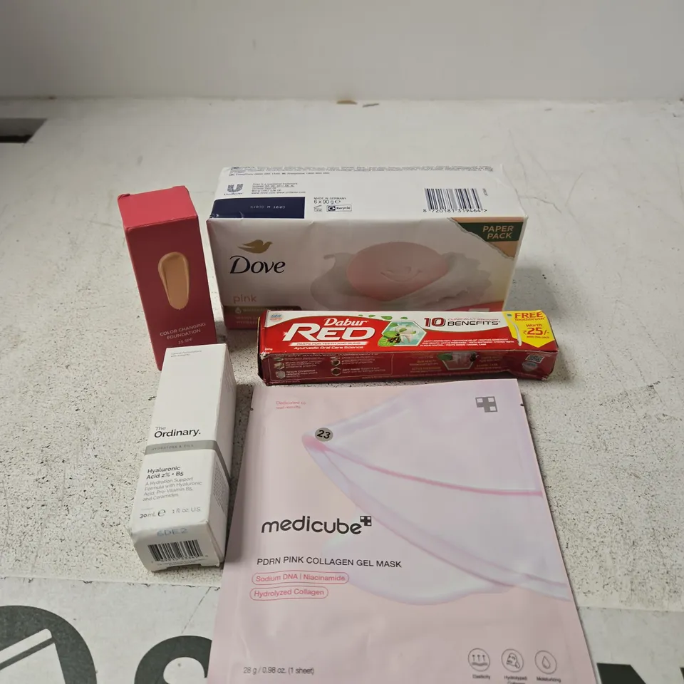 APPROXIMATELY 15 ASSORTED HEALTH & BEAUTY PRODUCTS TO INCLUDE GEL MASK, DOVE SOAP, ORDINARY MOISTURISER ETC