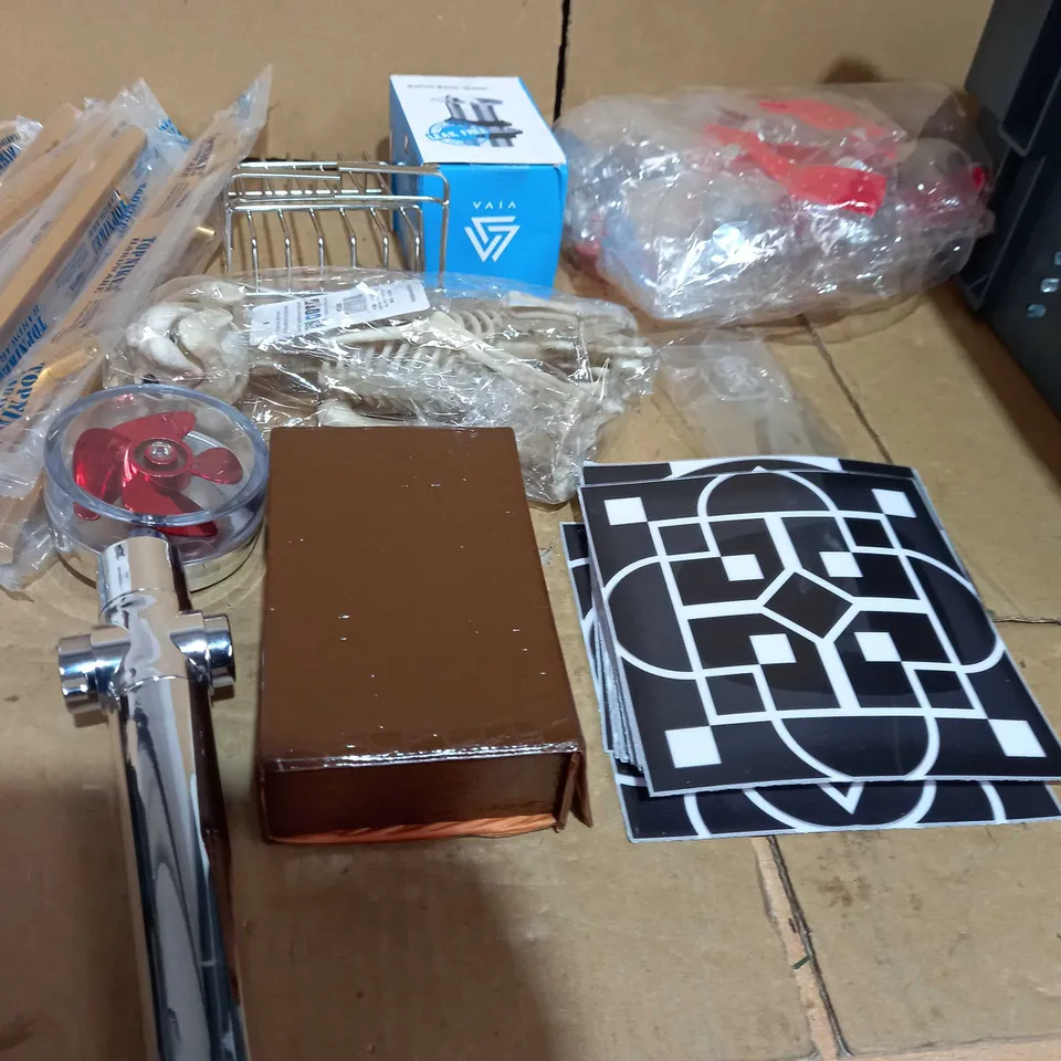 TOTE OF APPROXIMATLY 12 ASSORTED ITEMS TO INCLUDE A STENCIL SET, CHRISTMAS BAUBLE SET AND A SWIVEL BASIN WASTE