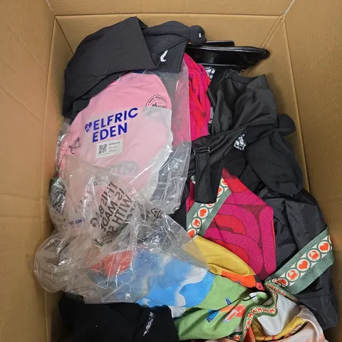 APPROX 20 ASSORTED CLOTHING ITEMS TO INCLUDE T-SHIRTS, DRESSES, SHORTS ETC