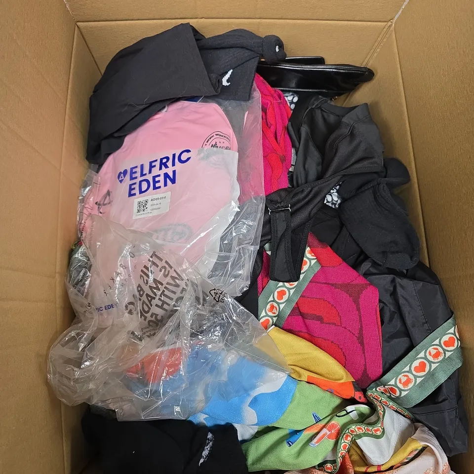 APPROX 20 ASSORTED CLOTHING ITEMS TO INCLUDE T-SHIRTS, DRESSES, SHORTS ETC