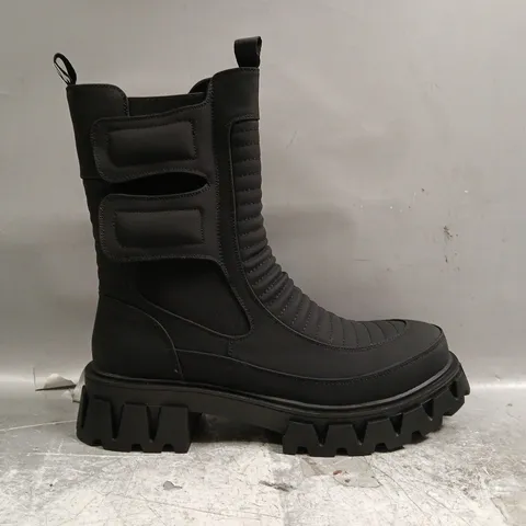 BOXED PAIR OF KOI VADER MEN'S PADDED CROFT BOOTS IN BLACK SIZE UK 10