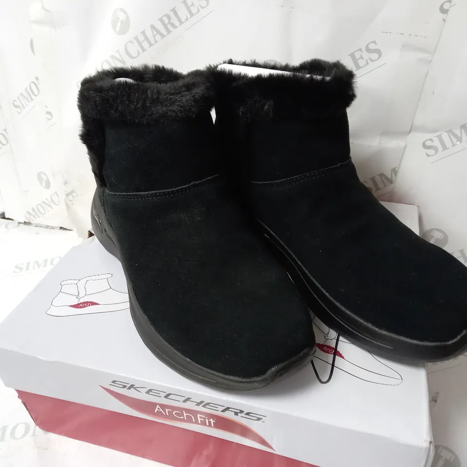 SKECHERS GO WALK ARCH FIT SUEDE CHUGGA BOOT BLACK - UK SIZE 5