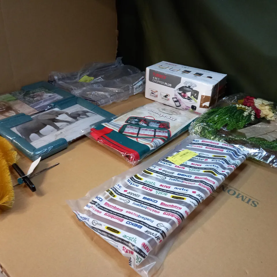 LARGE BOX OF APPROXIMATELY 20 ASSORTED HOUSEHOLD ITEMS TO INCLUDE: CHRISTMAS WRAPPING PAPER, CHRISTMAS STORAGE BAG, 4-IN-1 CHOPPER
