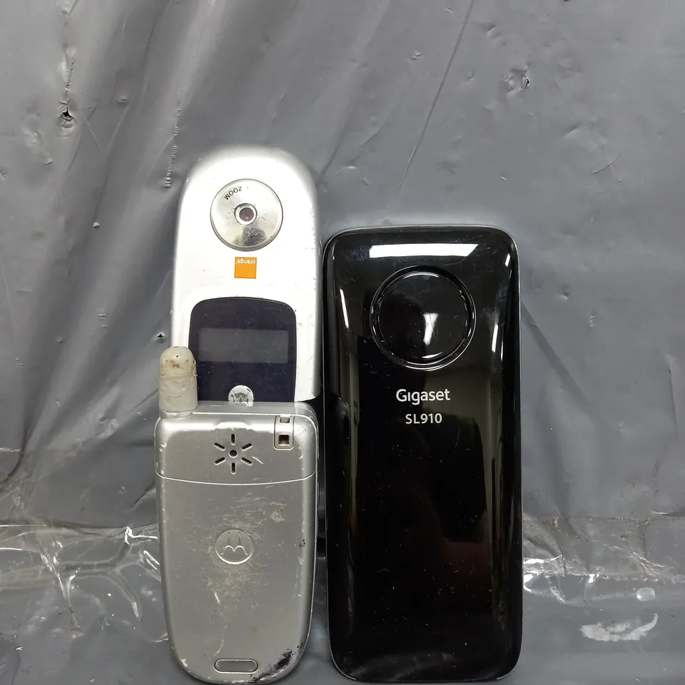 SET OF 2 MOBILE PHONES - GIGASET SL910 / MOTOROLA 