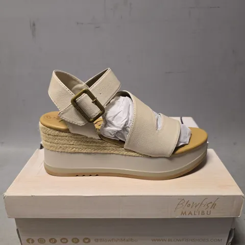 BOXED PAIR OF BLOWFISH MALIBU SANDALS IN OFF WHITE SIZE 5