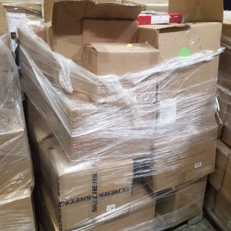 PALLET CONTAINING ASSORTED CHRISTMAS PRODUCTS & DECORATIONS INCLUDING GLASS DECROTIVE JARS, RATTAN STARS, 6-PACK FILLABLE CRACKERS, STOCKING & PERFUME DIFFUSER