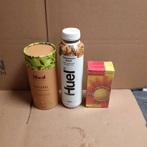 APPROXIMATELY 12 ASSORTED FOOD AND DRINKS ITEMS TO INCLUDE - HUEL CINNAMON SWIRL SHAKE, RHEAL DAILY SUPERFOOD BLEND, PROPOLIS LOZENGES ETC 