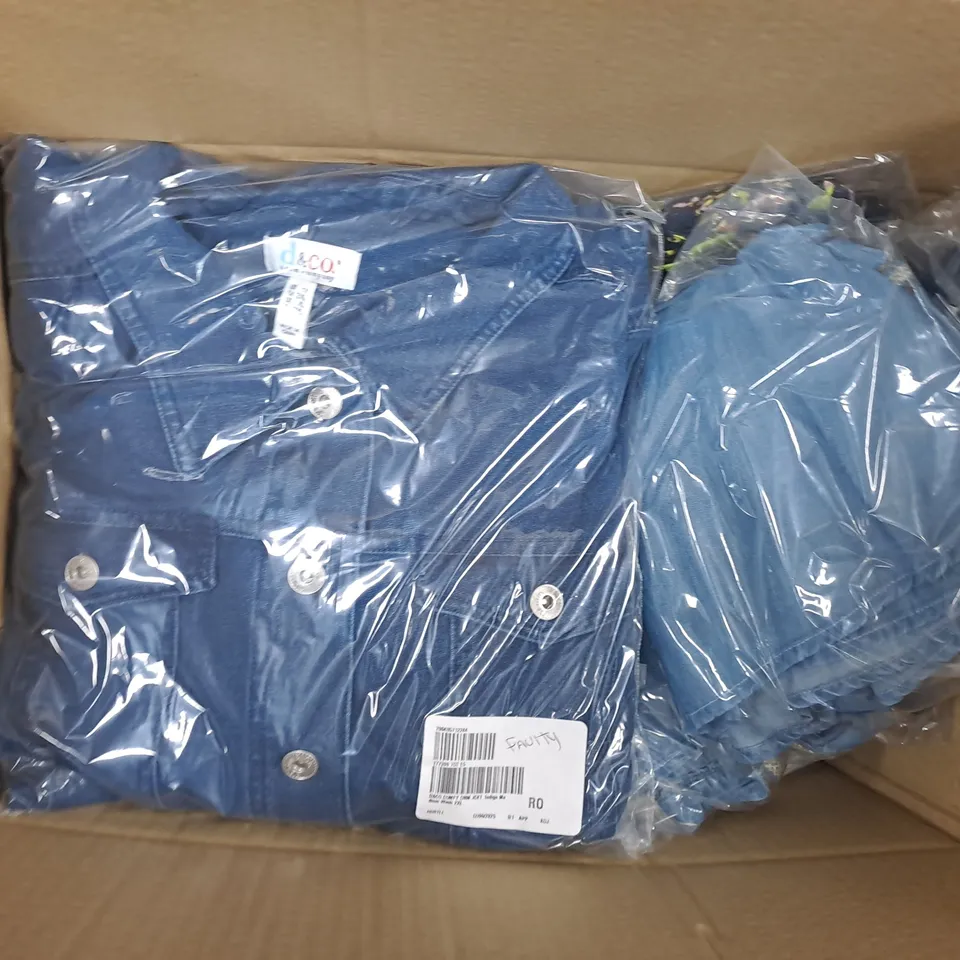 APPROXIMATELY 15 ASSORTED CLOTHING ITEMS IN VARIOUS SIZES, COLOURS & STYLES TO INCLUDE PRINTED DRESS, FRONT LEATHER BAG, DENIM JACKET, ETC