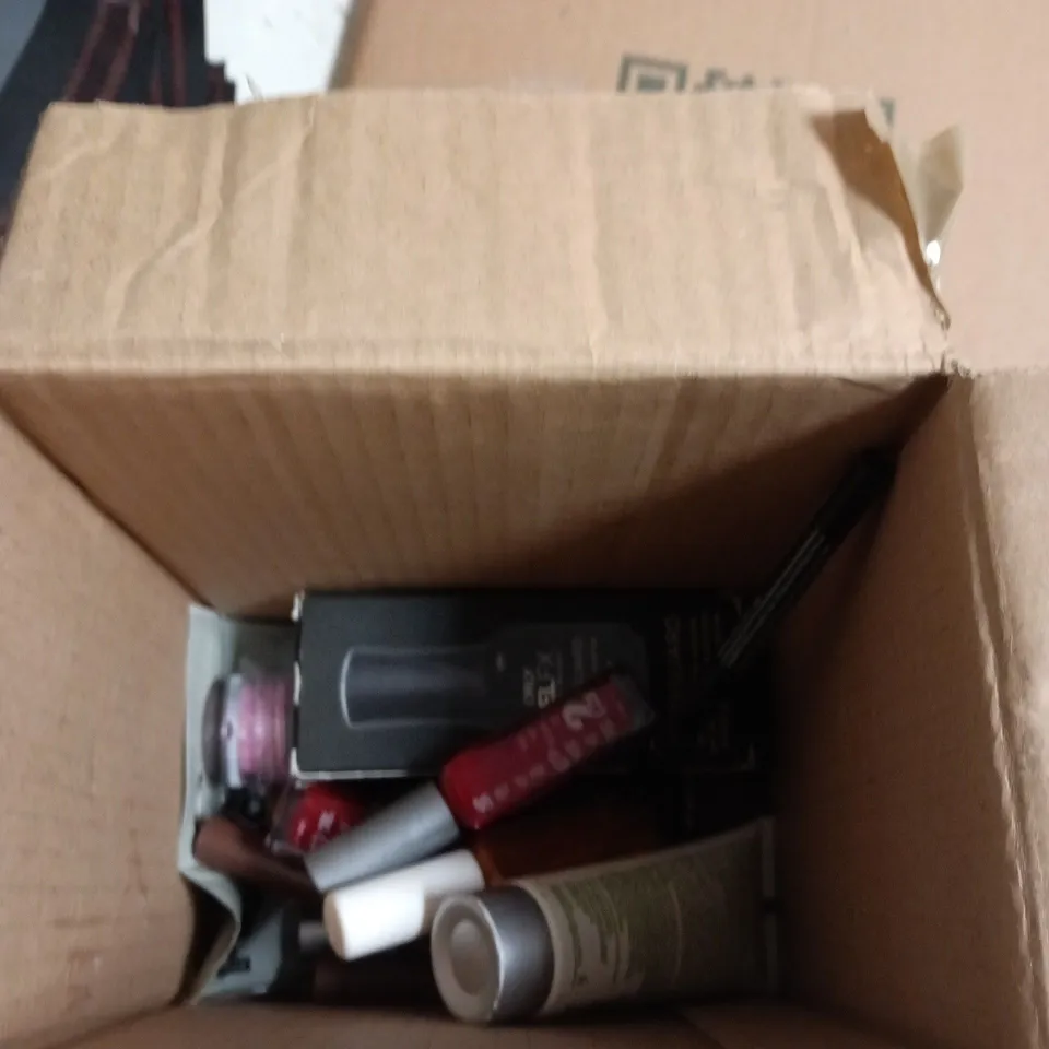 BOX OF APPROXIMATELY 20 ASSORTED COSMETIC PRODUCTS TO INCLUDE HAIR COLOUR GLOVES, LIP MASK AND WHITE TEA SHAMPOO
