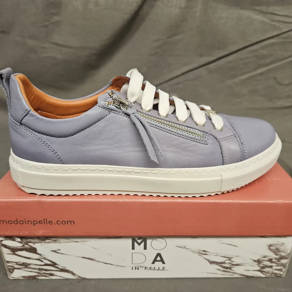 BOXED PAIR OF MODA IN PELLE LIGHT BLUE LEATHER ZIP FEATURE LACE UP TRAINERS - UK SIZE 40