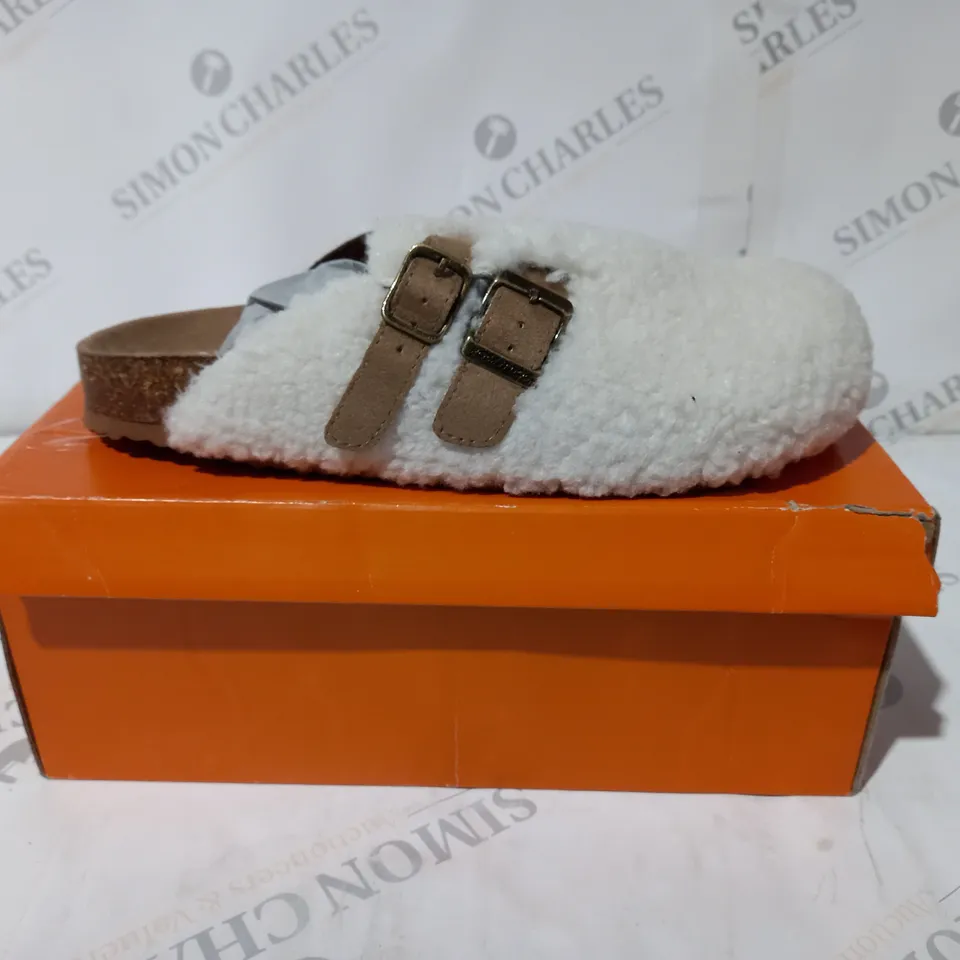 ROCKET DOG ABEL SHEPPSS IN TAUPE SIZE 5