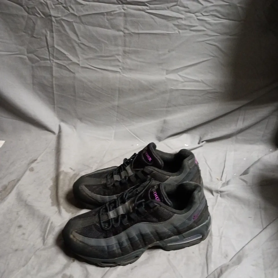 NIKE AIRMAX 95 – UK 10 (US 11) – BLACK/CHARCOAL (MEN'S) (VERIFY MODEL)