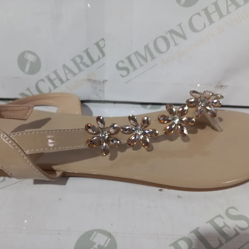 PAIR OF DESIGNER FLAT SANDALS IN NUDE COLOUR W. JEWEL EFFECT EU SIZE 42