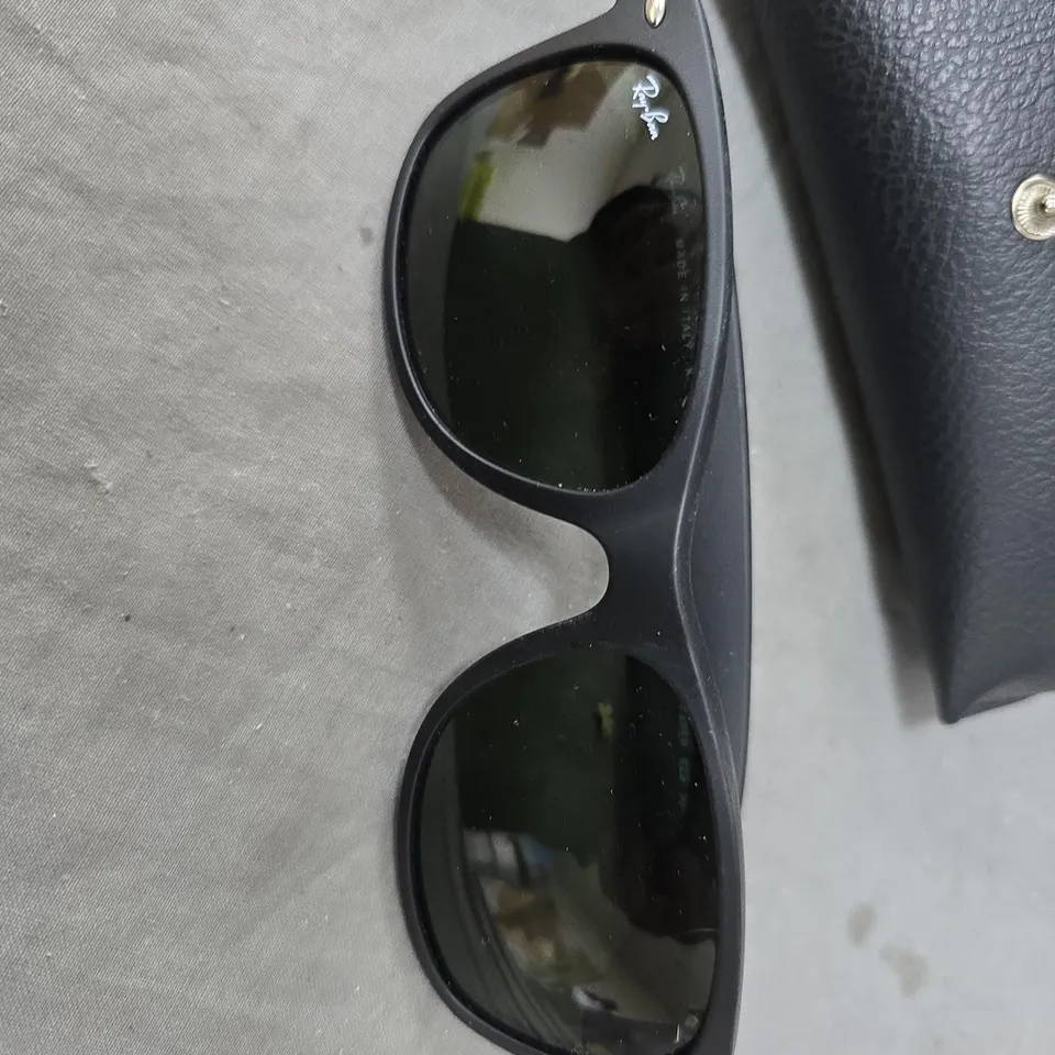 RAY-BAN SUNGLASSES – BLACK FRAME, DARK LENSES 