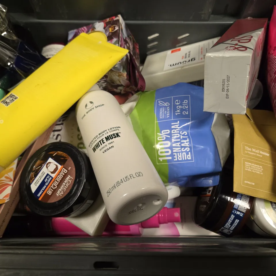 APPROXIMATELY 20 ASSORTED HEALTH & BEAUTY ITEMS TO INCLUDE -RADOX MUSCLE SOAK , TROPIC CLEANSER , SOAP & GLORY BUTTER ETC
