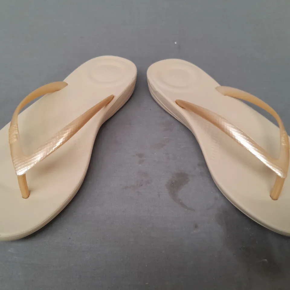 BOXED PAIR OF FITFLOP IQUSHION ERGONOMIC TOE-POST FLIP-FLOPS IN GOLD UK SIZE 7