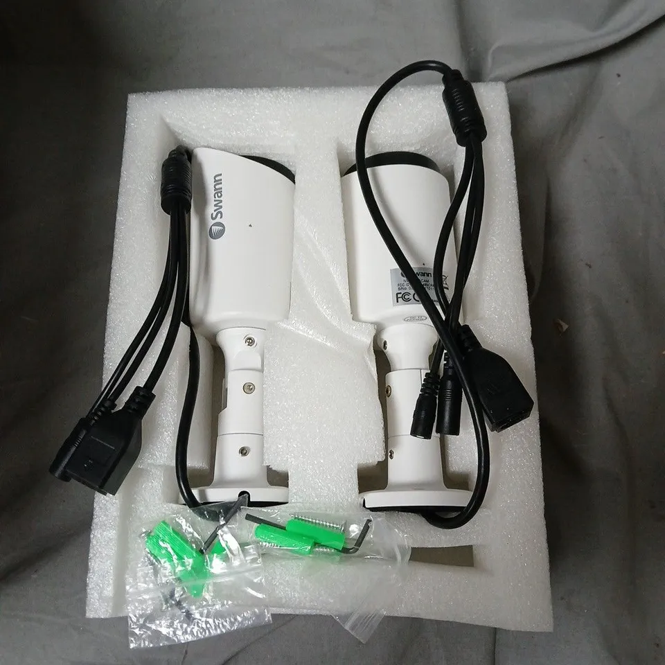 SWANN SECURITY CAMERAS (PAIR) – WHITE WITH MOUNTING BRACKETS