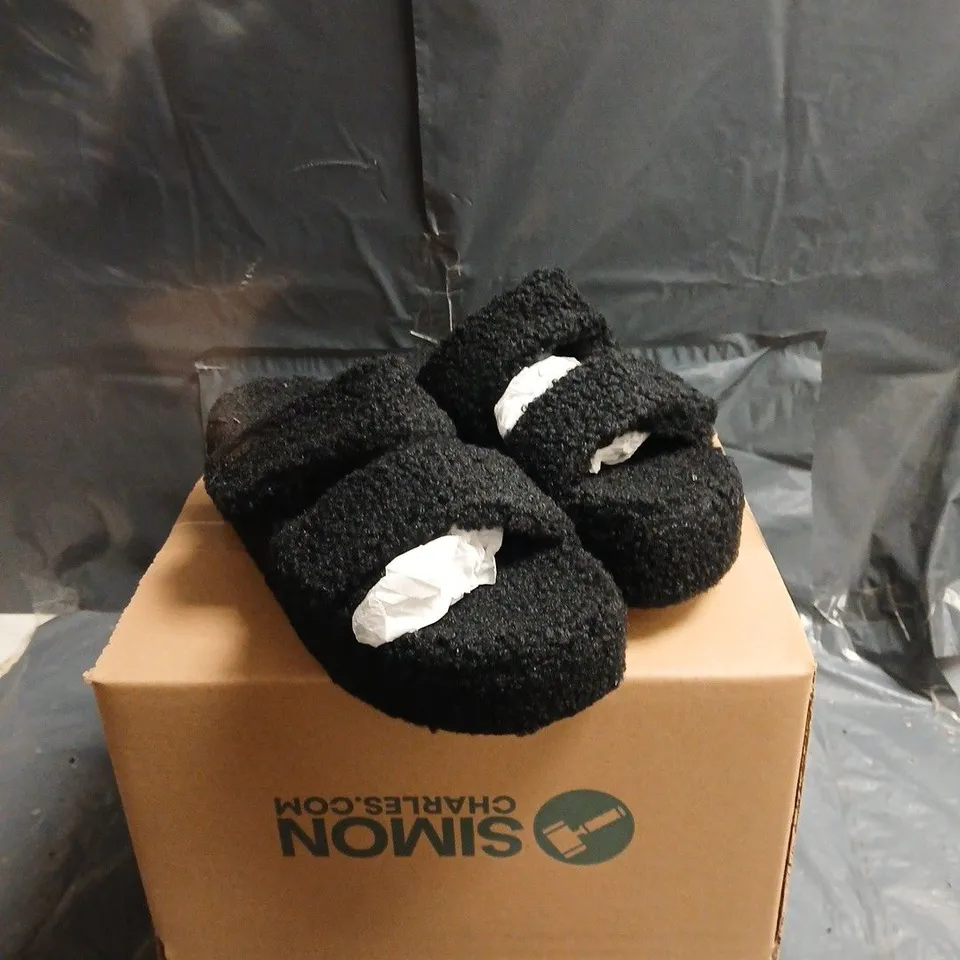 THE OODIE BLACK FUZZY SLIPPERS SIZE 38/39