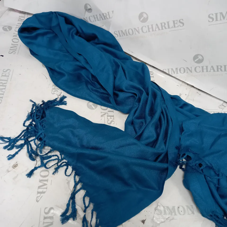 LOT OF CLOTHES APPROXIMATELY 10 INCLUDING JEANS, SCARF, TOP ETC