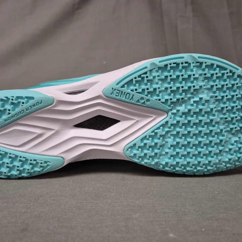 BOXED PAIR OF YONEX POWER CUSHION AERUS Z WOMEN'S SHOES IN MINT UK SIZE 7.5