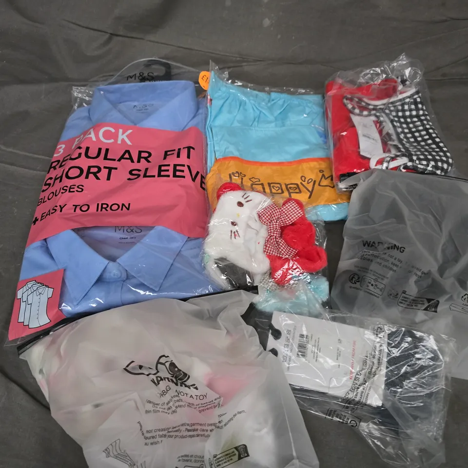 APPROXIMATELY 20 ASSORTED KIDS CLOTHING ITEMS IN VARIOUS STYLES, SIZES & COLOURS TO INCLUDE SHIRTS, SOCKS, TOPS, ETC