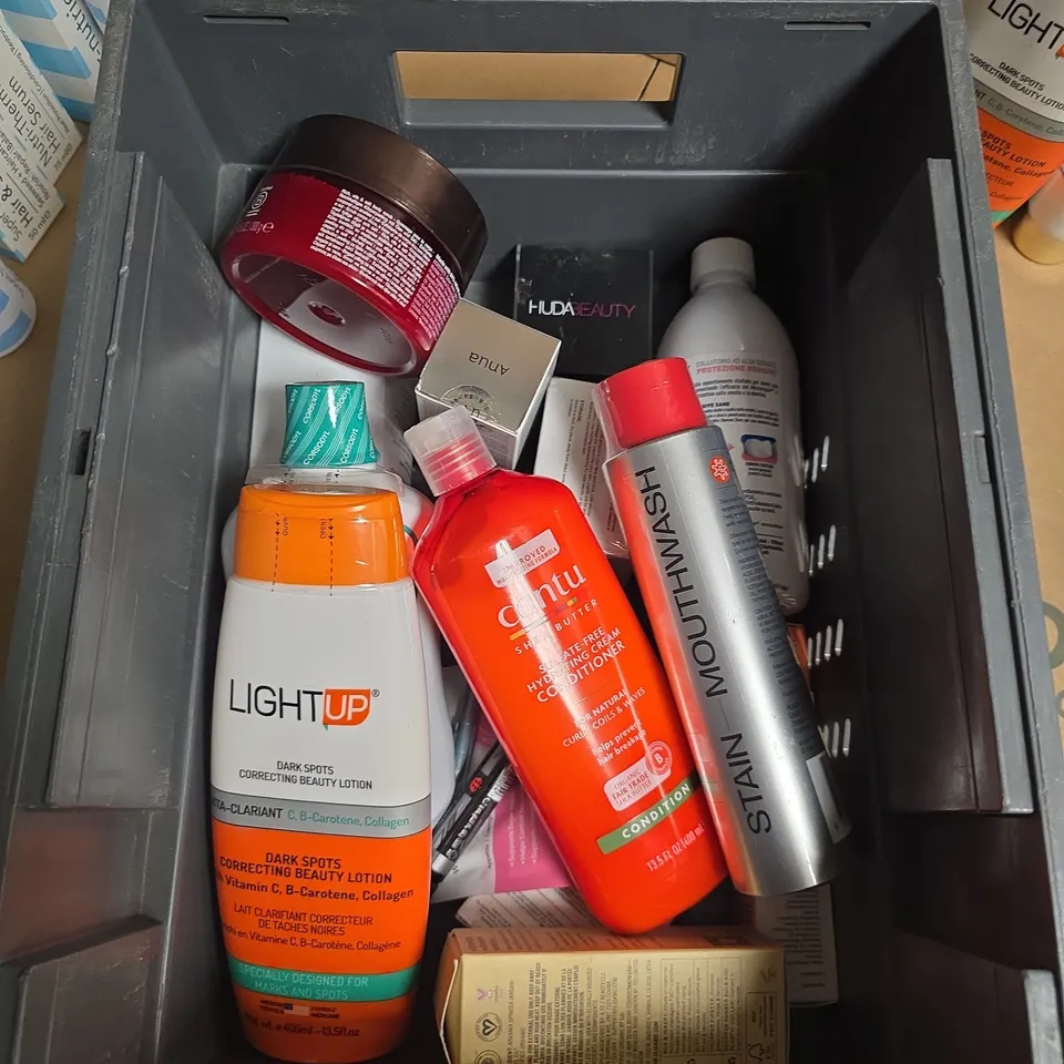 APPROXIMATELY 15 ASSORTED HEALTH & BEAUTY PRODUCTS TO INCLUDE JOHNSONS BEDTIME BATH, LIGHT UP DARK SPOTS CORRECTING LOTION, VITAMIN C CLEANSER ETC - COLLECTION ONLY