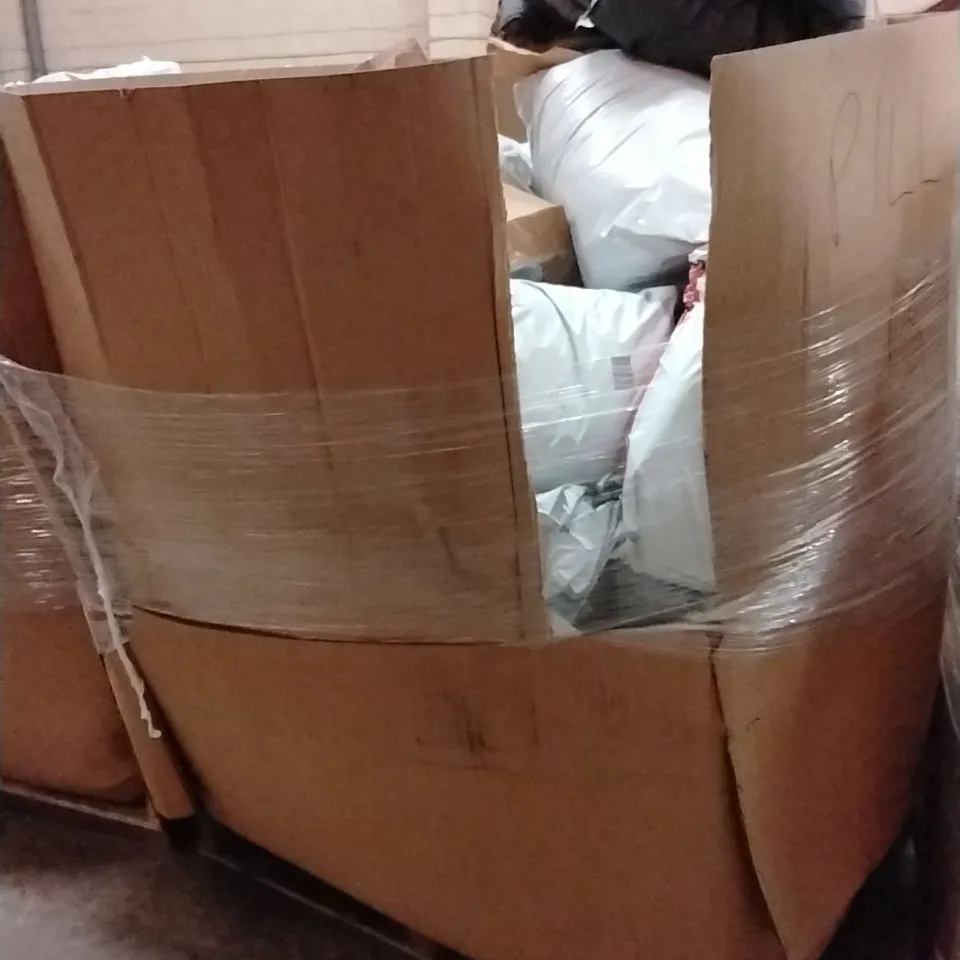 PALLET CONTAINING A LARGE QUANTITY OF PILLOWS