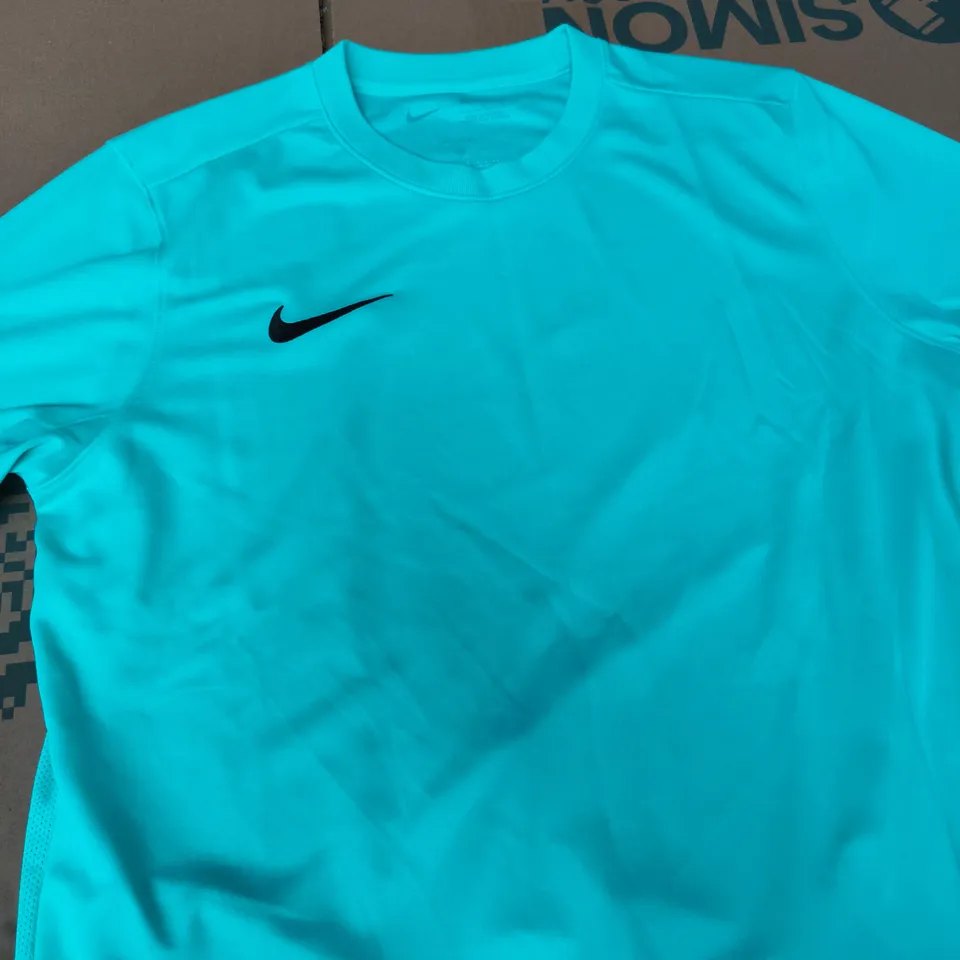 NIKE LOGO TEE - SIZE L