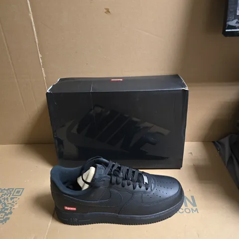 BOXED NIKE AIR FORCE 1 LOW TRAINERS - UK SIZE 10.5 